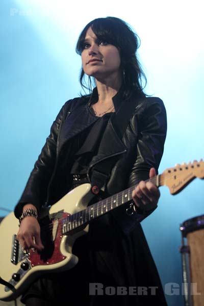 HOWLING BELLS - 2009-08-01 - PAREDES DE COURA (Portugal) - Praia do Tabuao - 